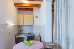 Tinka, Apartment No 5