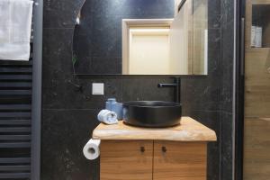 Central Quiet Retreat 2BR Balcony