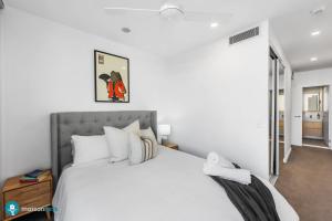 South Brisbane Apartment with Pool
