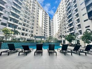 Condo Staycation-resort near airport and SM Bicutan with 3 pools and playground
