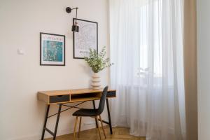 Krasiński Garden Skyline Apartment by BookingHost