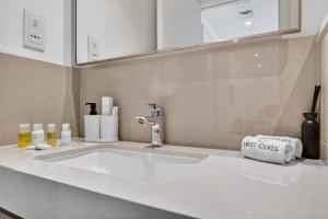 FIRST CLASS 1BR Luxury Steps from Dubai Mall