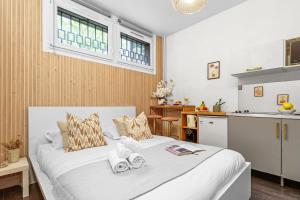 Serenty - Trocadéro & Champs-Élysées & Eiffel Tower