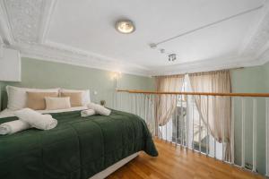 Chic 1BR Loft-Style Apartment in Queensway