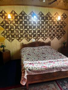 Houseboat Nightingale