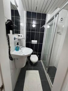 BACHOS HOTEL SULTANAHMET enjoy breakfast and dinner on the terrace with sea view