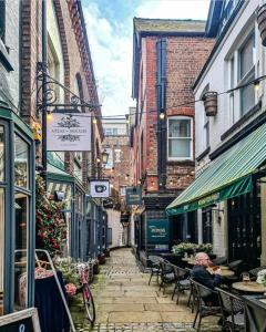 Business & Family Stay 4 BR Chester Sleeps 8