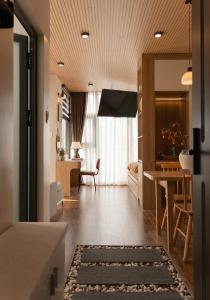 Balcony Studio in D1 - Central & Stylish - 5 Pax