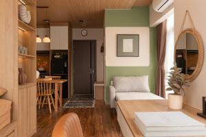 Balcony Studio in D1 - Central & Stylish - 5 Pax