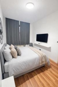 3BR, Modernised Ground Floor Apartment, Free Park