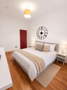 3BR, Modernised Ground Floor Apartment, Free Park