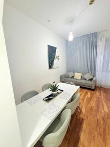 3BR, Modernised Ground Floor Apartment, Free Park