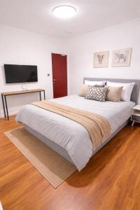 3BR, Modernised Ground Floor Apartment, Free Park