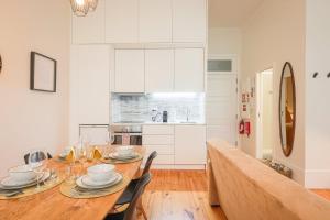 Aliados Town Hall Central Apt by LuxiStay