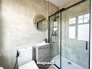 Spacious 5BR Leicester Home w Garden Parki…