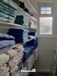 Spacious 5BR Leicester Home w Garden Parki…