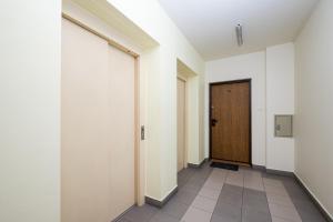 Wola Kacza Spacious Apartment by BookingHost