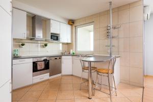 Wola Kacza Spacious Apartment by BookingHost