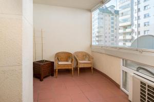 Wola Kacza Spacious Apartment by BookingHost