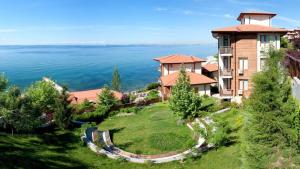 Garden of Eden Large Studio Olivia