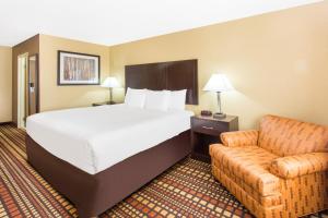 Business King Room - Non-Smoking room in Days Inn & Suites by Wyndham Davenport East