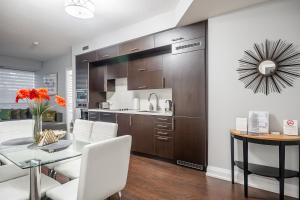 Luxury 2BR 2BA Sheppard Metro Free parking in Downtown Toronto