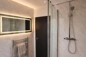 3 Bedroom Apt Close To Leeds Arena & Free Parking
