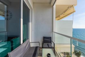 The Butterfly Apartment Seafront & Amazing Views by PikHost