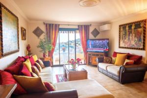 Large bright apartment with balcony and sea view