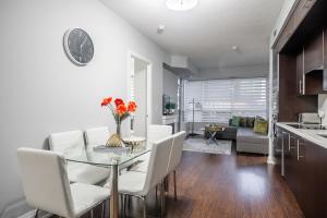 Luxury 2BR 2BA Sheppard Metro Free parking in Downtown Toronto