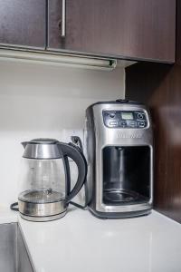 Luxury 2BR 2BA Sheppard Metro Free parking in Downtown Toronto