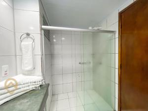 Suiíte com ar condicionado, frigobar e mesa para trabalho. Localizada no Hotel Porto Belo Park, com parque aquático (sem custo para a utilização), quadras, academia, espaço kids, a aproximadamente 200 m praia de Taperapuã e do complexo Axé Mó