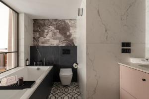 Love Story Studio with Hydromassage Bath by Lion Apartments