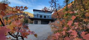 The Lookout, a private off-grid cabin 2 bed