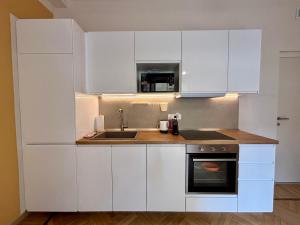 Bright & Cozy Flat - Walk to Beach & Train Station
