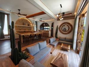 Rumah Bahagia, New 5 Bedrooms Private Villa, Canggu