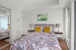 Elegant 2 Br Condo Balcony Downtown Toronto