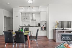 Elegant 2 Br Condo Balcony Downtown Toronto