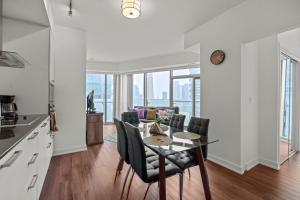Elegant 2 Br Condo Balcony Downtown Toronto