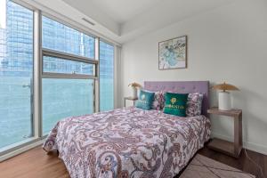 Elegant 2 Br Condo Balcony Downtown Toronto