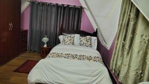 Kukis Place, 5 bedrooms, whole compound
