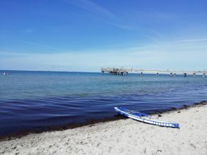 Meereszauber mit Strandkorb in der Saison