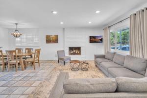 Pool, hot tub, fire pit, and more! Aqua La Vista