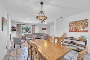 Pool, hot tub, fire pit, and more! Aqua La Vista