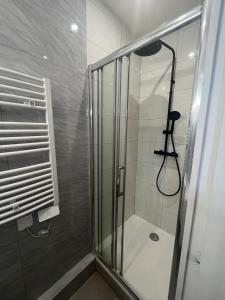 Cosy street level studio for 3