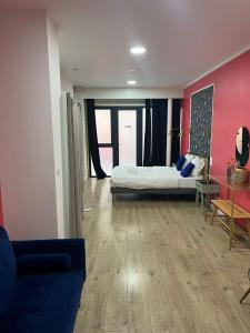 Cosy street level studio for 3