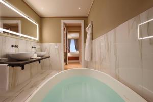 Luxury Apartments by Palazzo Portinari Salviati
