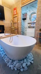 Suite Cannes avec baignoire, piscine, et parking