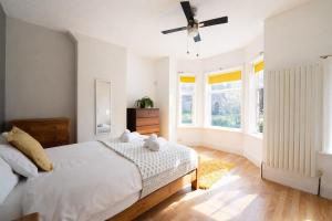 MCR 3 Bed House - Sleeps 5 - 2 Doubles & 1 Single - In Salford, 10 mins Uber from Manchester City Centre - Nearby to Old Trafford, Manchester united, Trafford Park, Salford Quays & more - Perfect for Short or Long Stays - With Free Street Parking