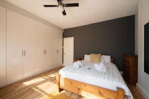 MCR 3 Bed House - Sleeps 5 - 2 Doubles & 1 Single - In Salford, 10 mins Uber from Manchester City Centre - Nearby to Old Trafford, Manchester united, Trafford Park, Salford Quays & more - Perfect for Short or Long Stays - With Free Street Parking